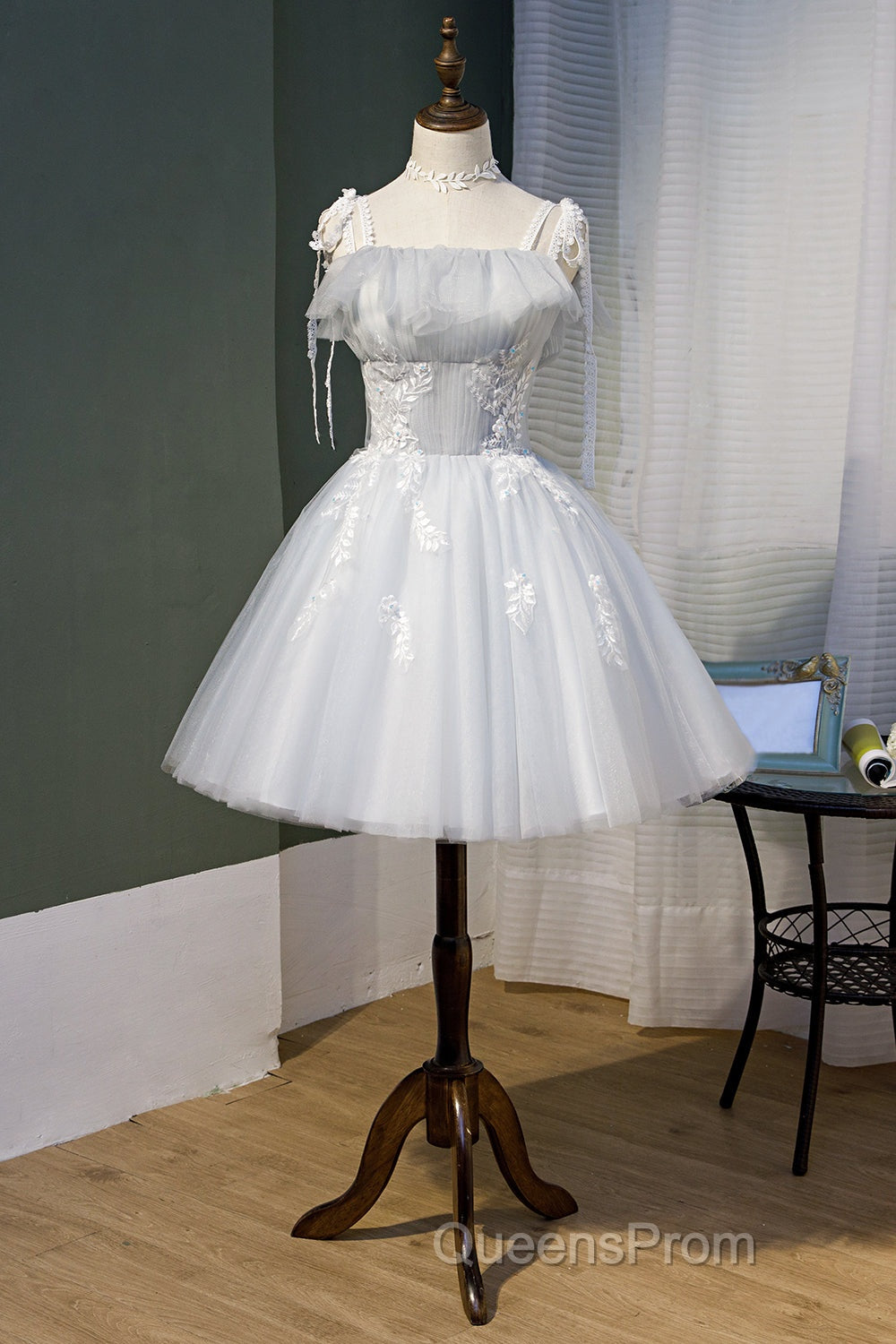 Chic Sleeveless Lace Appliques Tulle Princess Homecoming Dress