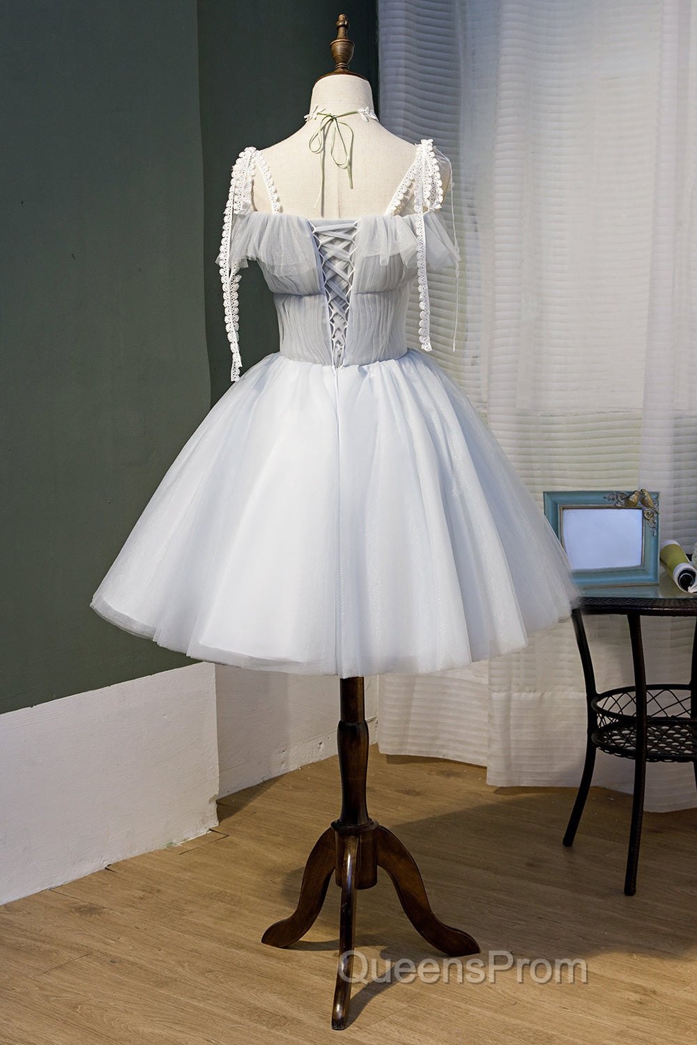 Chic Sleeveless Lace Appliques Tulle Princess Homecoming Dress