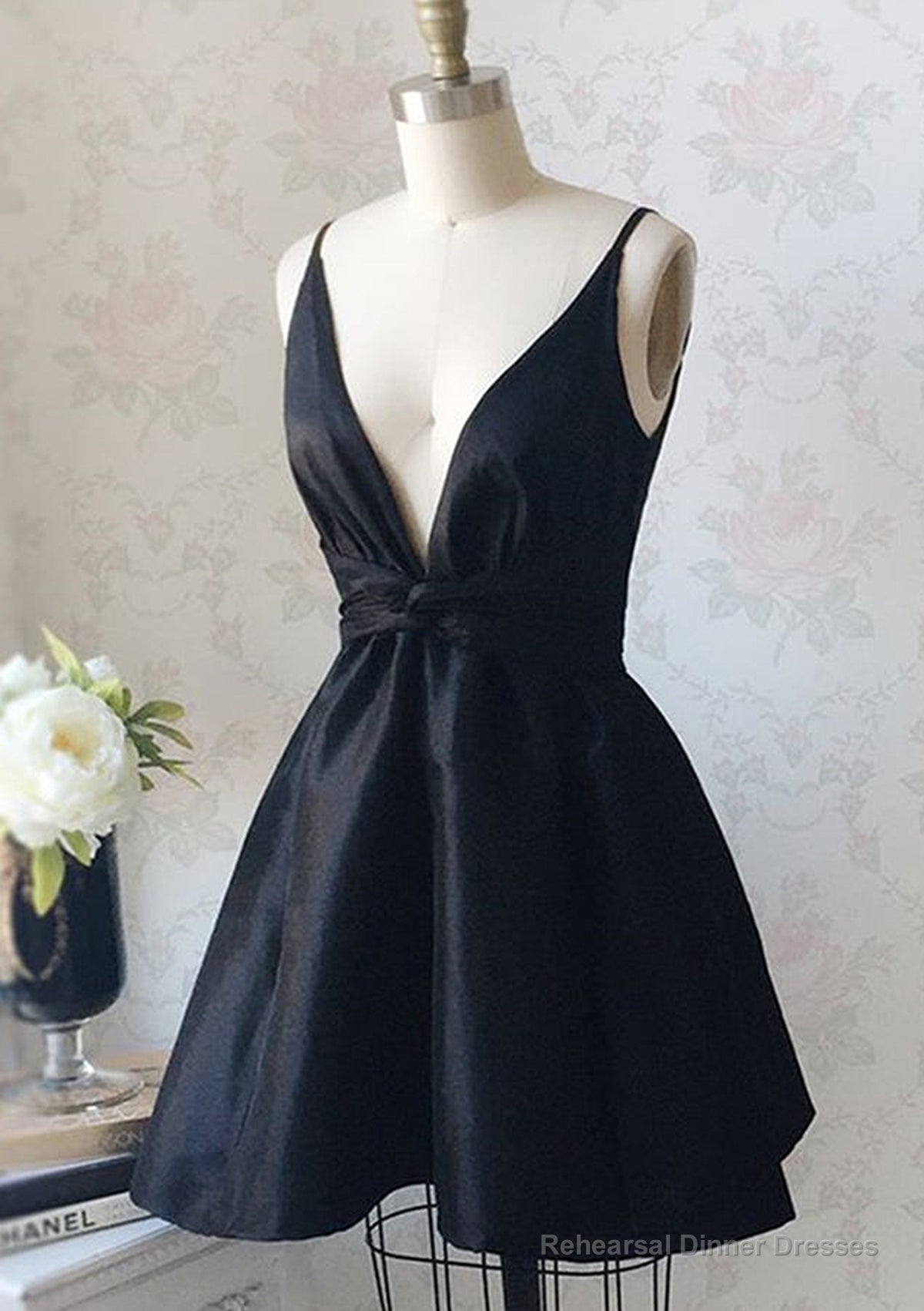 A-line Plunge V Back Black Taffeta Short Mini Homecoming Dress Secondary image