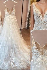 A-line/Princess V-neck Court Train Tulle Wedding Dress with Appliques Lace