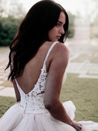 A-Line/Princess V-neck Floor-Length Tulle Wedding Dresses With Appliques Lace