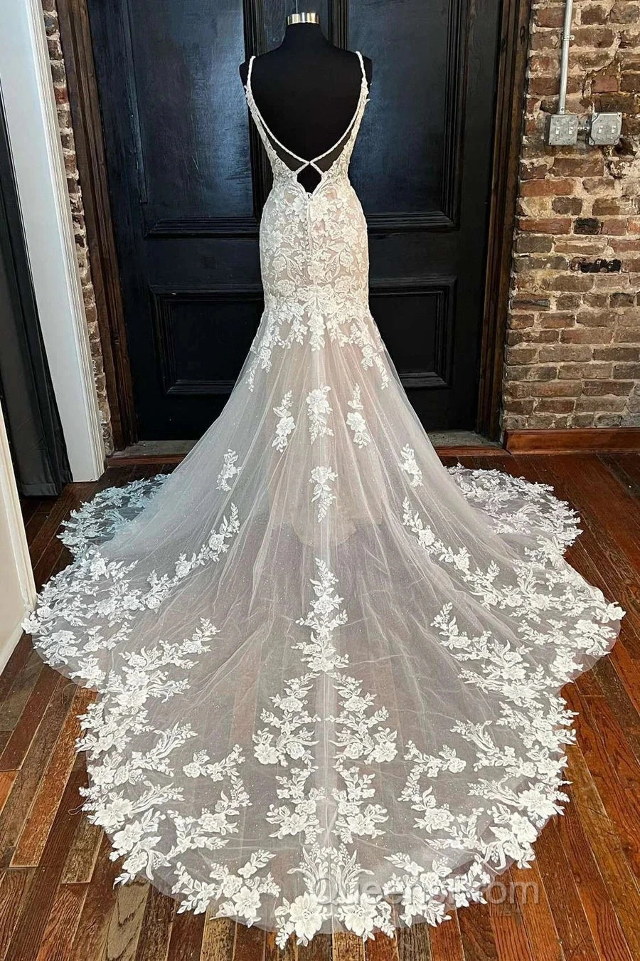 Appliques Backless Trumpet Long Wedding Dress Secondary image