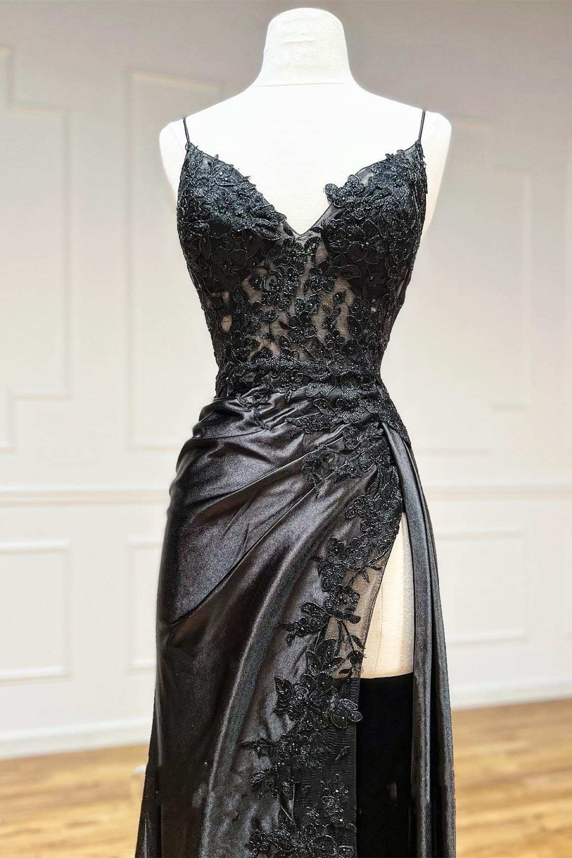 Black Appliques V-Neck Lace-Up Classy Prom Gown With Slit