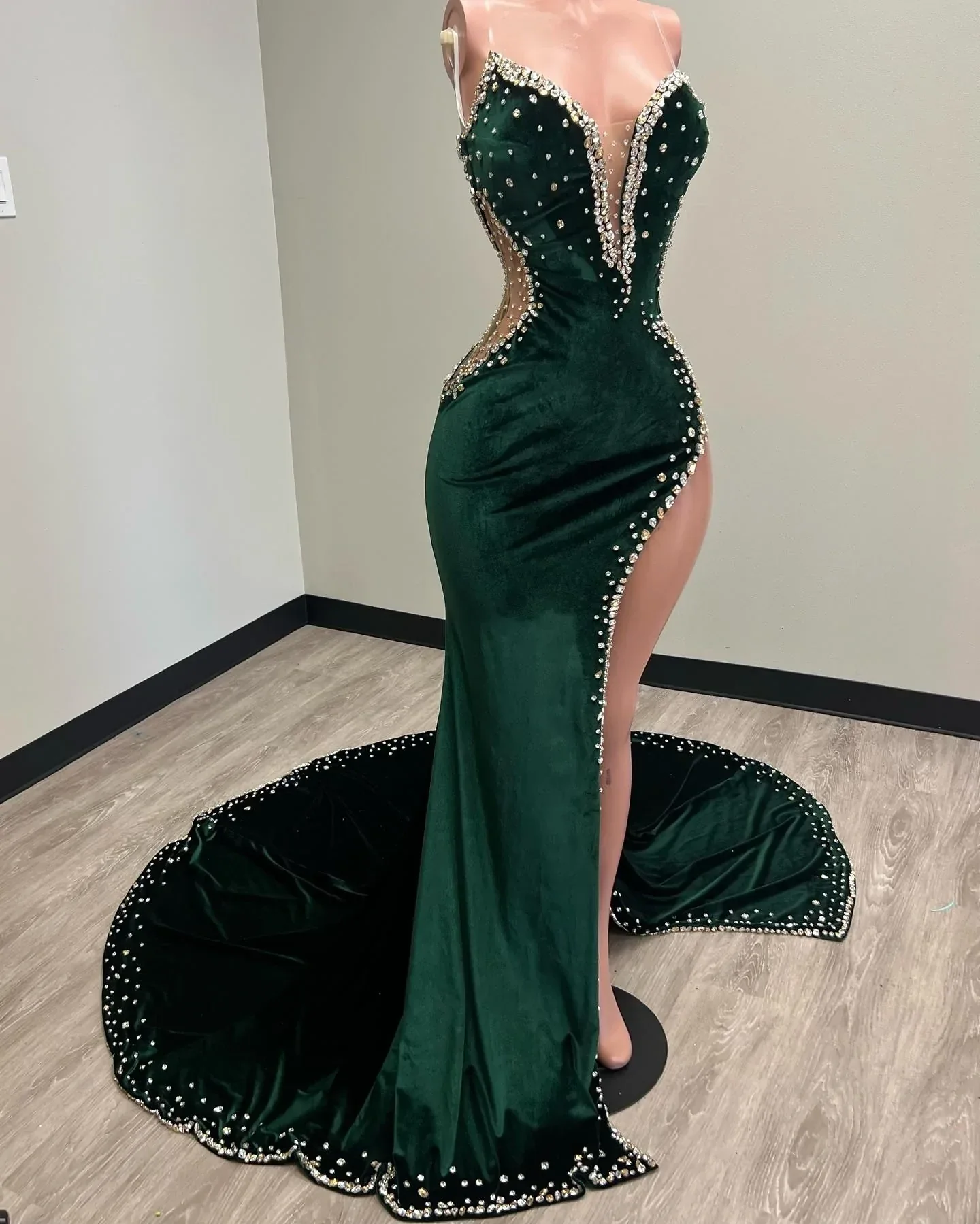 Black Girl Classy Prom Dress Long Mermaid Green Classy Prom Gown With Train Secondary image