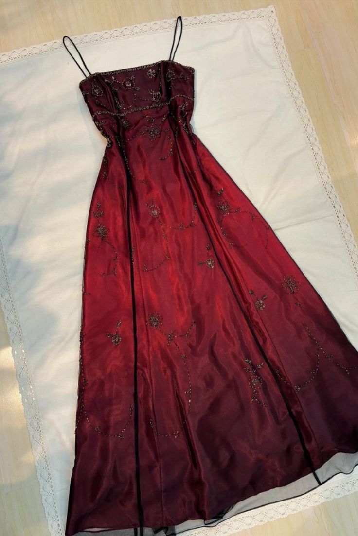 Burgundy Spaghetti Straps Exquisite Beaded Long Tulle Ball Gown Evening Dress Prom Dress