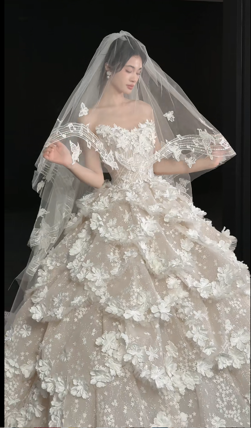 Chic A-Line Long Wedding Dress Tulle Strapless White Bridal Gowns Appliques Sleeveless Bridal Dress Secondary image