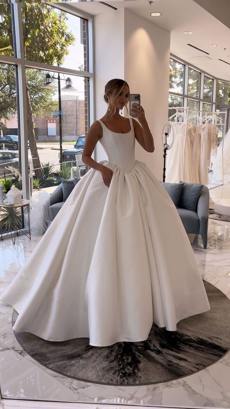 Classic Bridal Gown Ball Gown Square Neck Sleeveless Satin Long White Wedding Dress Elegant Bridal Gowns Brides Dress