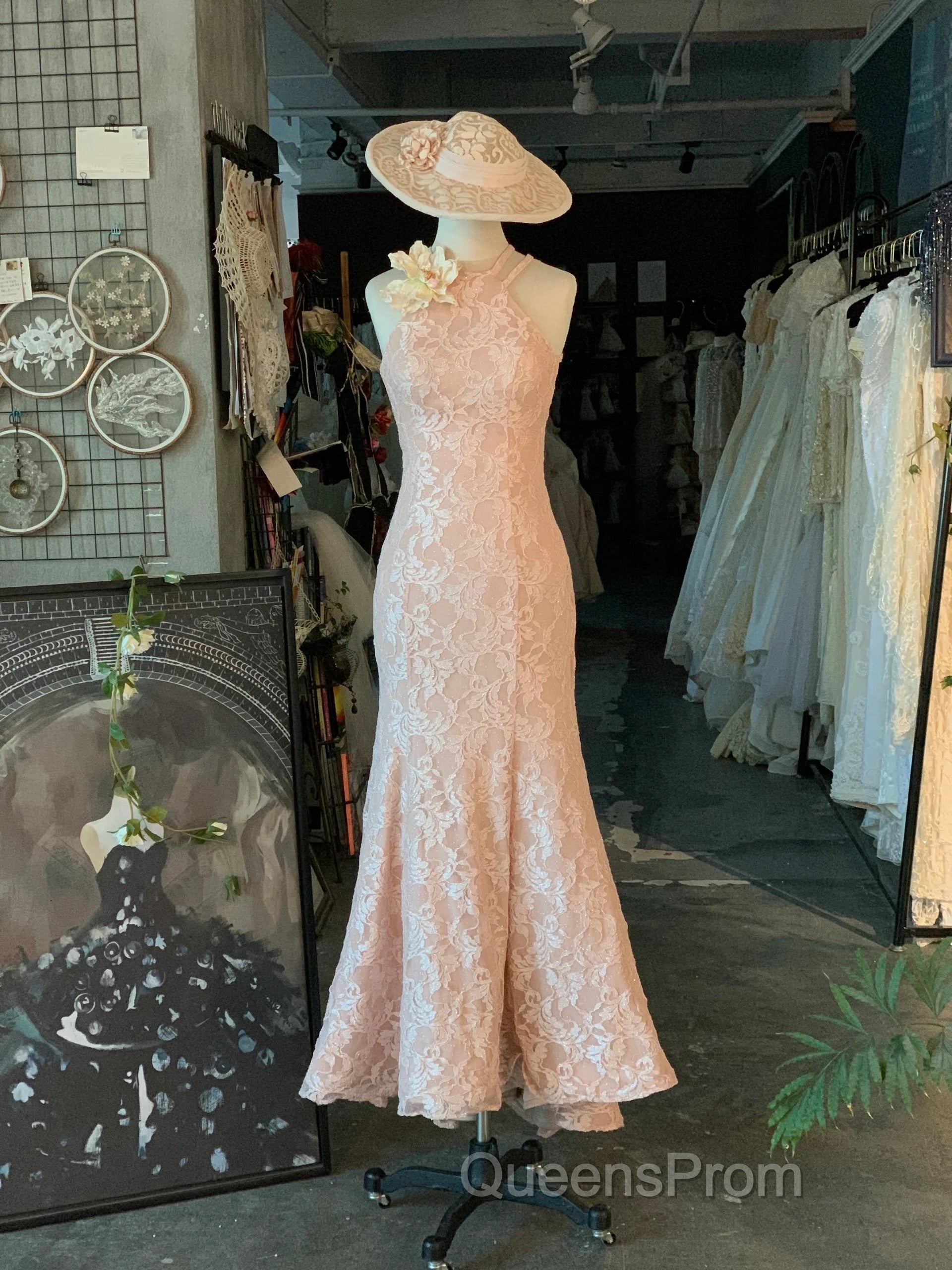 Classic Vintage Lace Floor Length Mermaid Wedding Dress Secondary image