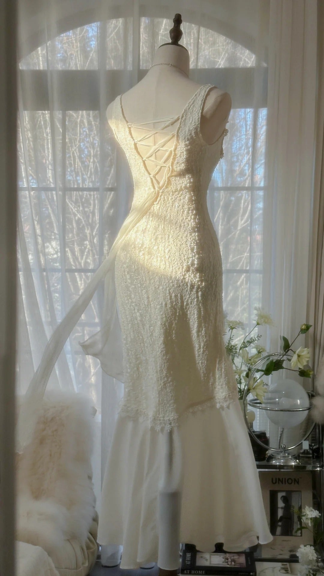 Clean And Elegant White V-Neck Lace Beaded Mermaid Long Classy Prom Dress