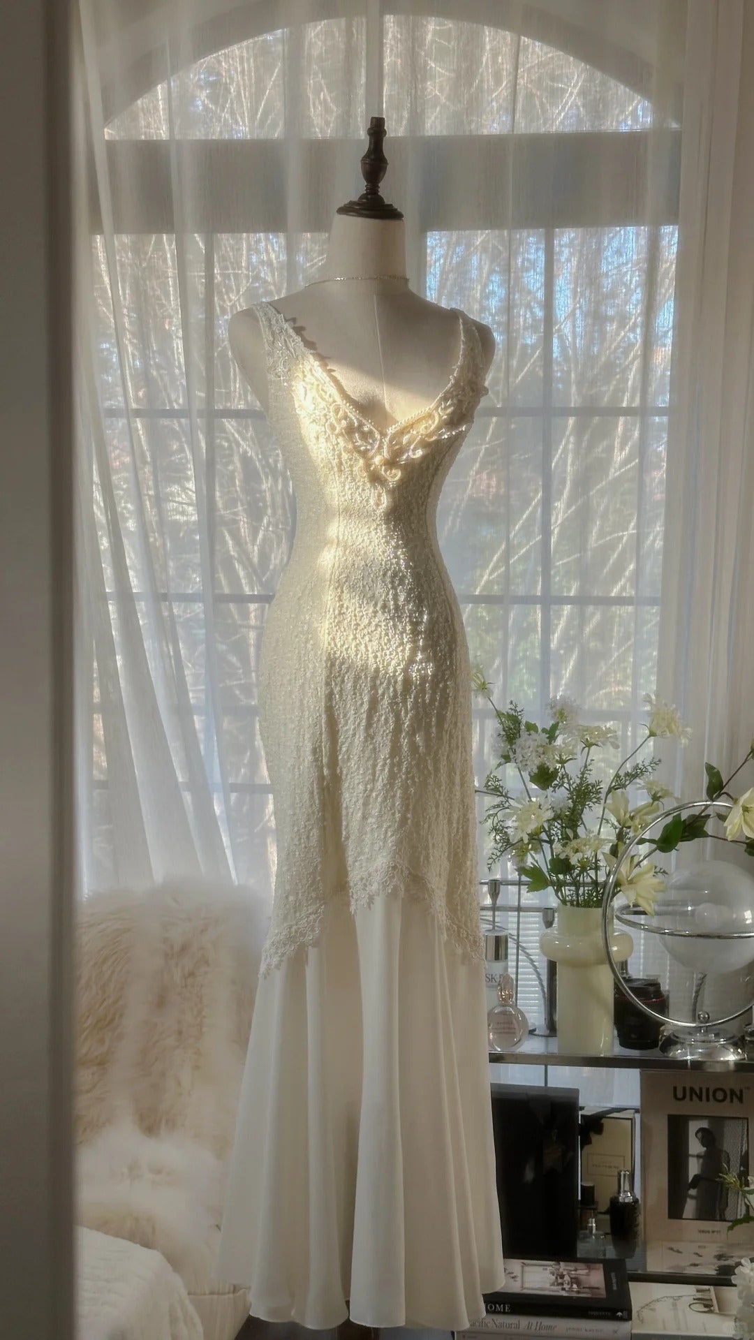 Clean And Elegant White V-Neck Lace Beaded Mermaid Long Classy Prom Dress