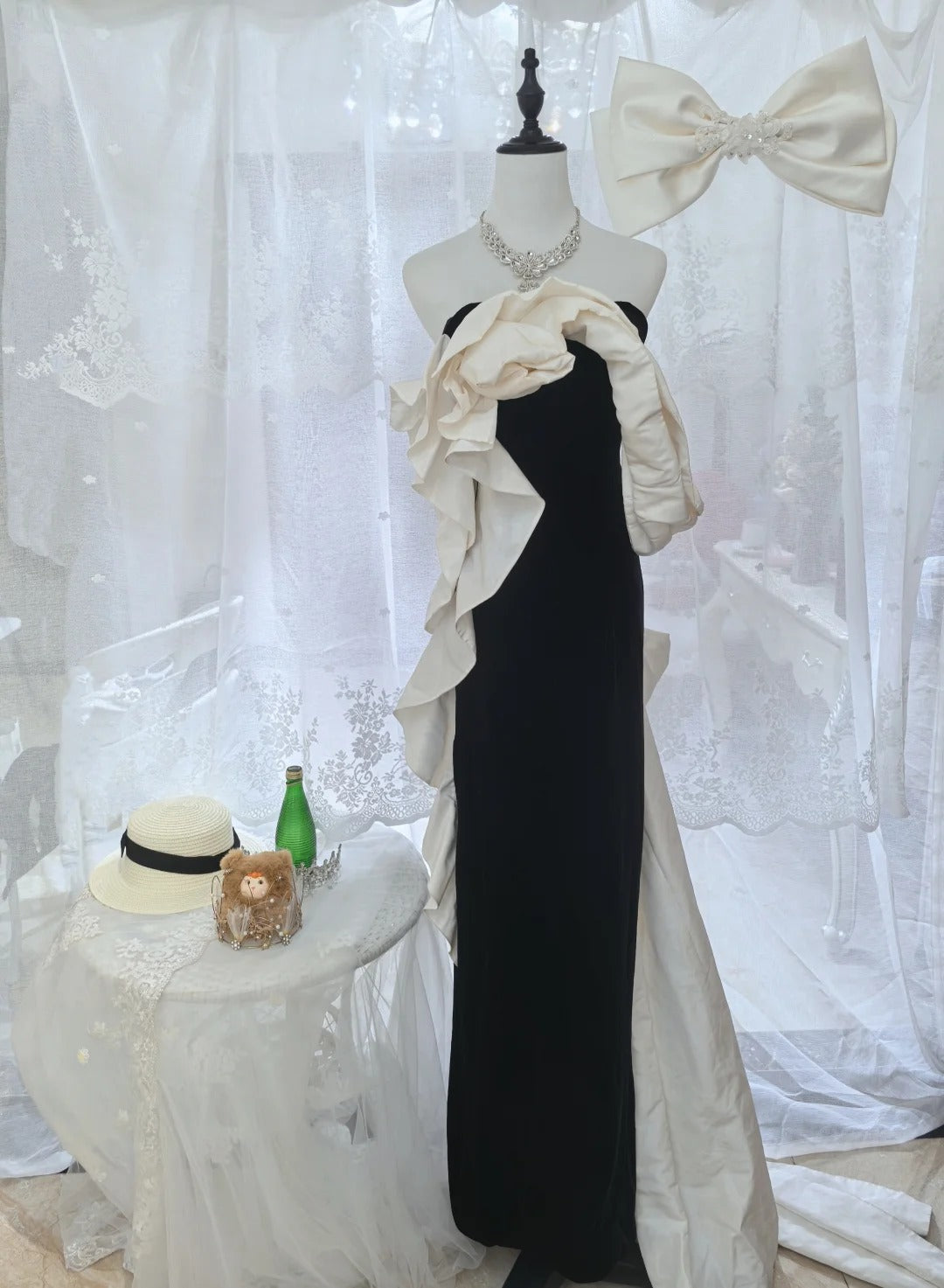 Elegant Black And White Color-Blocked Mermaid Strapless Velvet Satin Long Classy Prom Dress Secondary image