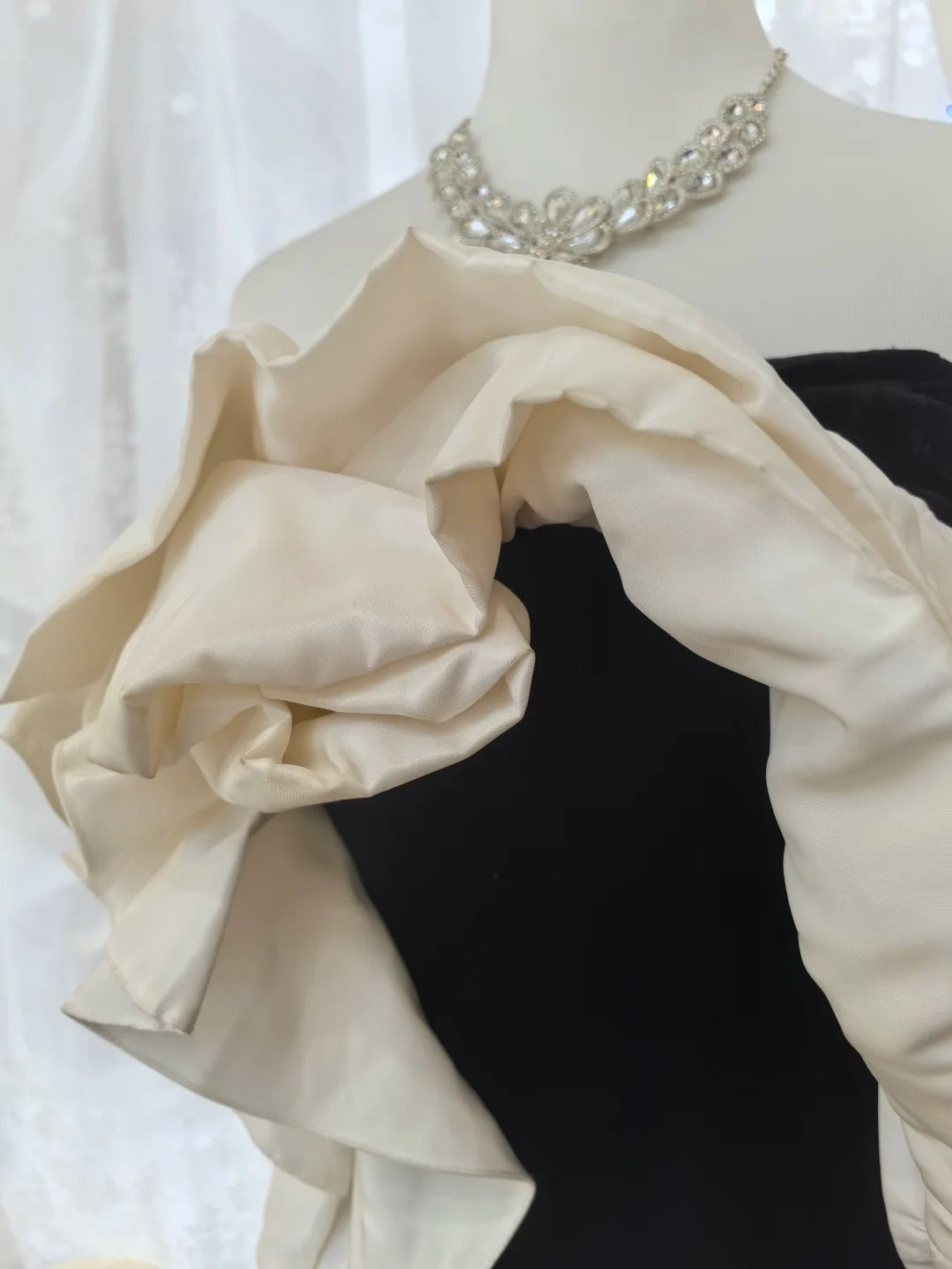 Elegant Black And White Color-Blocked Mermaid Strapless Velvet Satin Long Classy Prom Dress