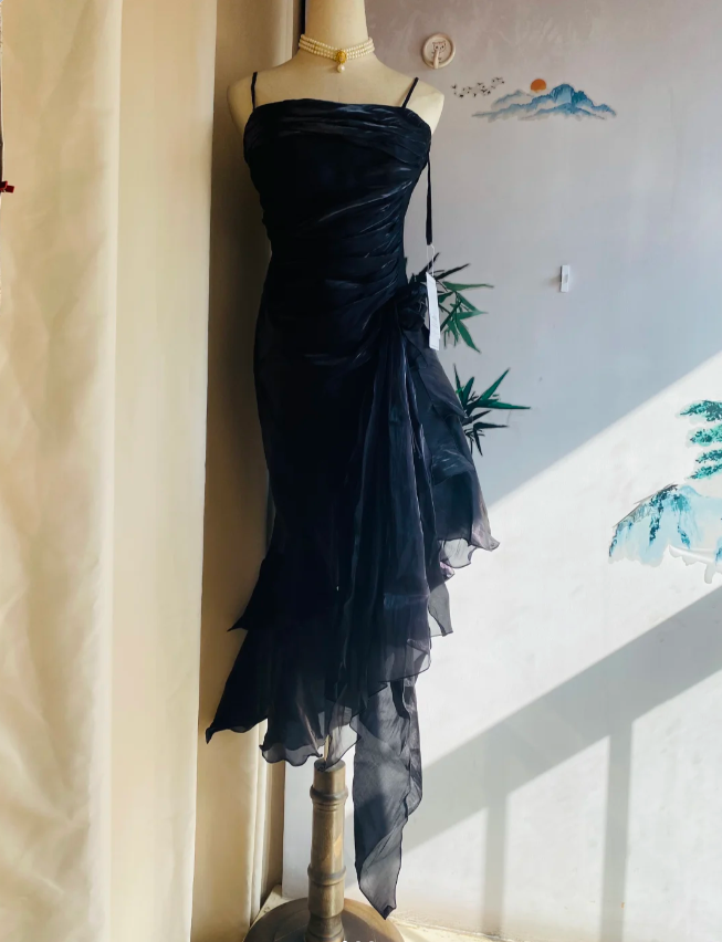 Elegant Black Irregular Pleated Halter Satin Classy Prom Dress Main image