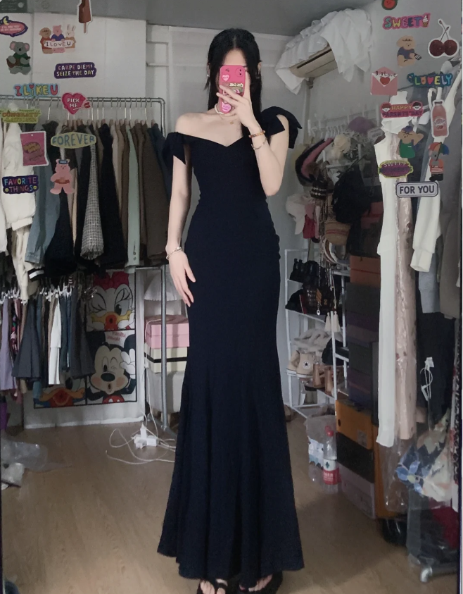 Elegant Black Mermaid V-Neck Bow Strap Satin Long Classy Prom Dress Main image