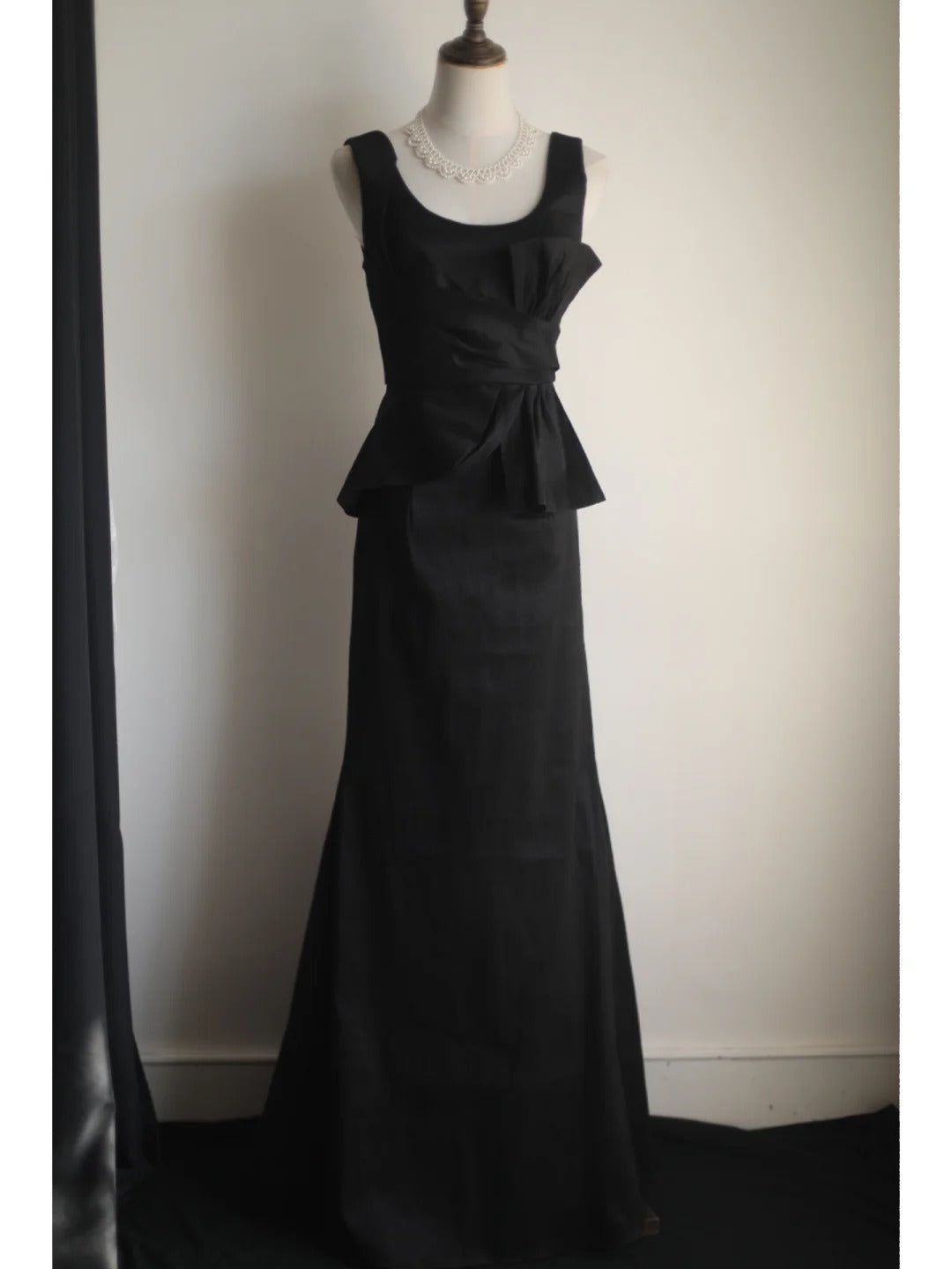 Elegant Black Pleated U-Neck Mermaid Satin Long Classy Prom Dress Main image