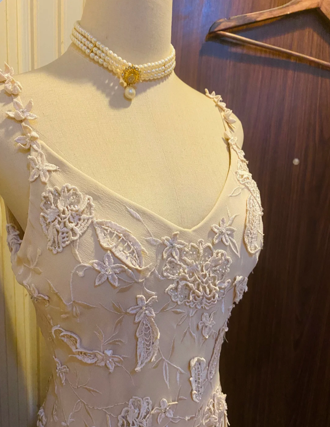 Elegant Ivory Deep V Halter-Neck Irregular Lace Classy Prom Dress