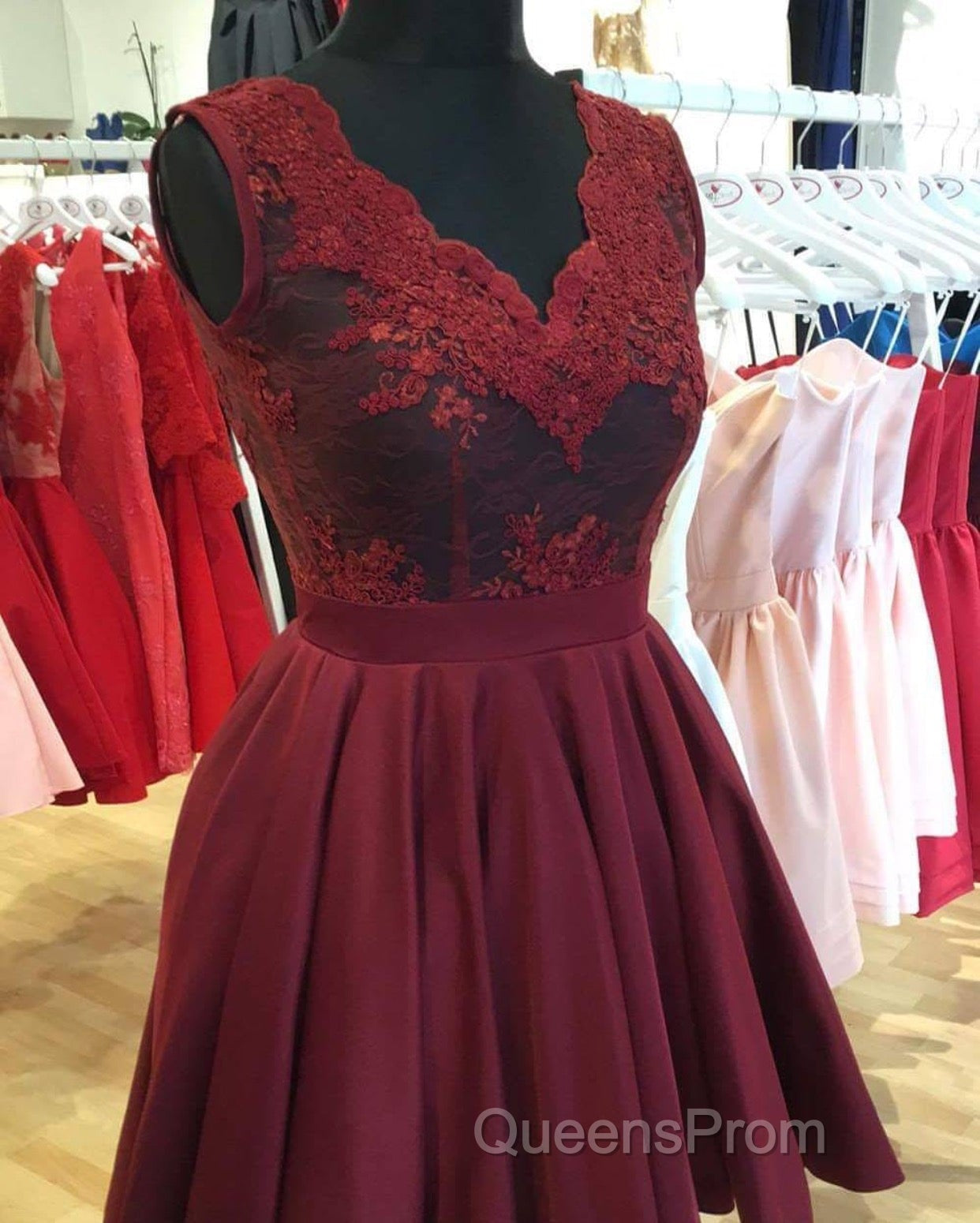 Elegant Lace V-Neck Cap Sleeves Homecoming Dress Short Cocktail Dress
