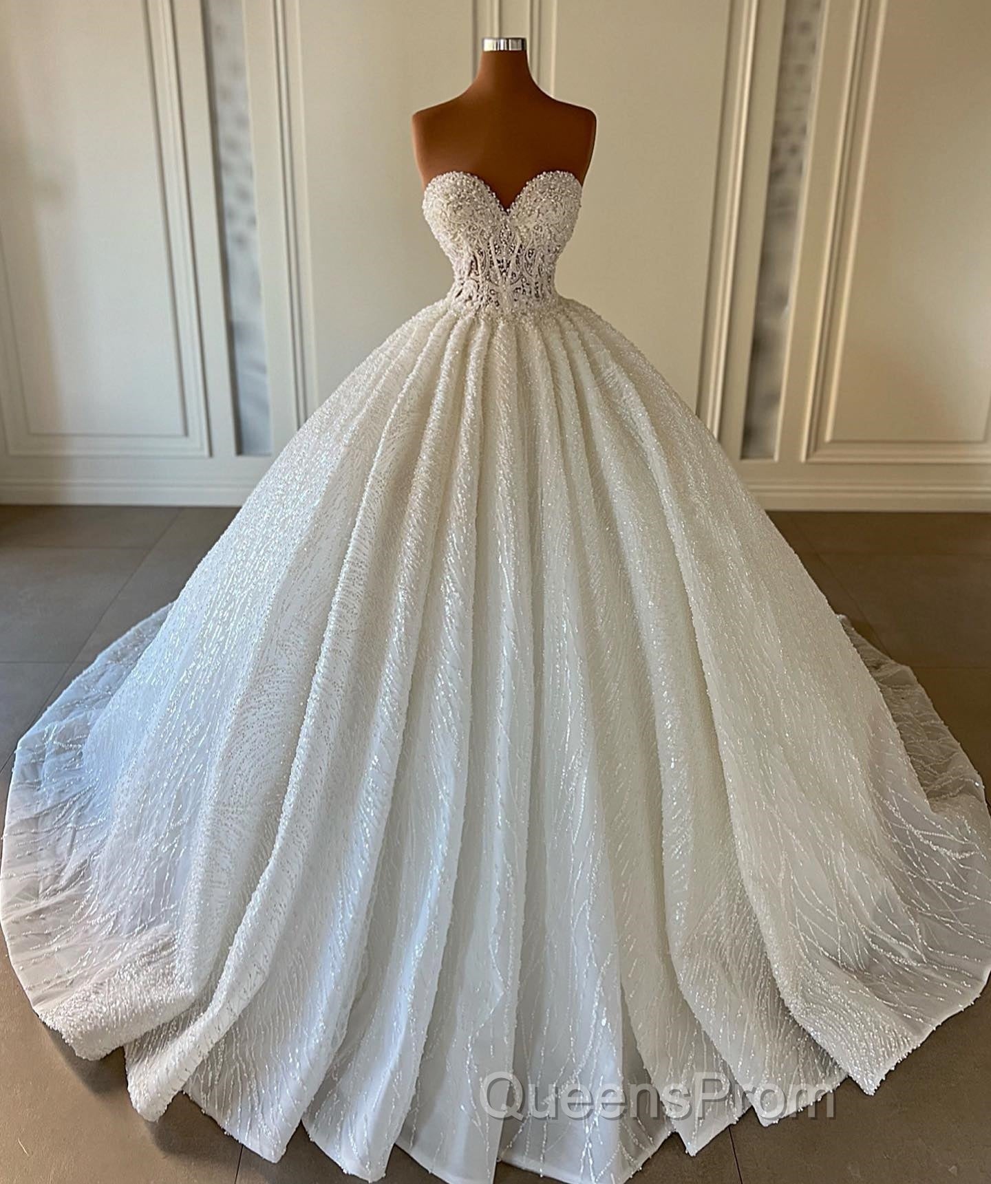 Elegant Long Ball Gown Sweetheart Sleeveless Sequined Tulle Lace Wedding Dress Secondary image