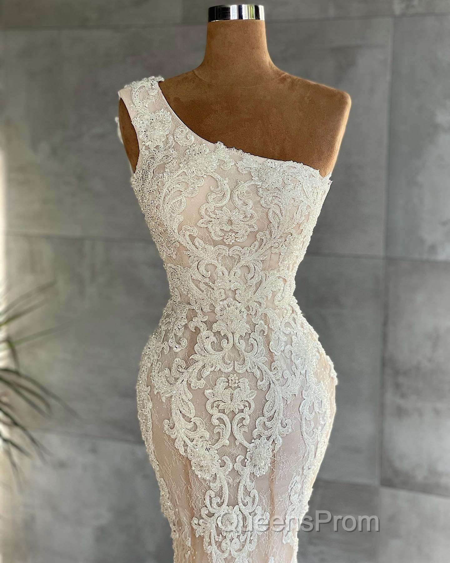 Elegant Long One Shoulder Appliques Lace Mermaid Wedding Dress Secondary image
