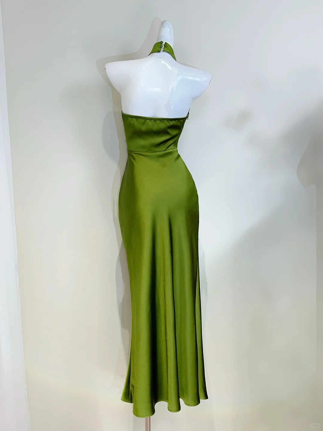 Elegant Minimalist Green Slim Halter Neck Satin Long Classy Prom Dress