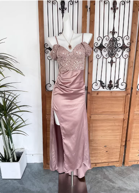 Elegant Pink Spaghetti Strap V-Neck Off-The-Shoulder Slit Sequin Satin Long Classy Prom Dress Main image