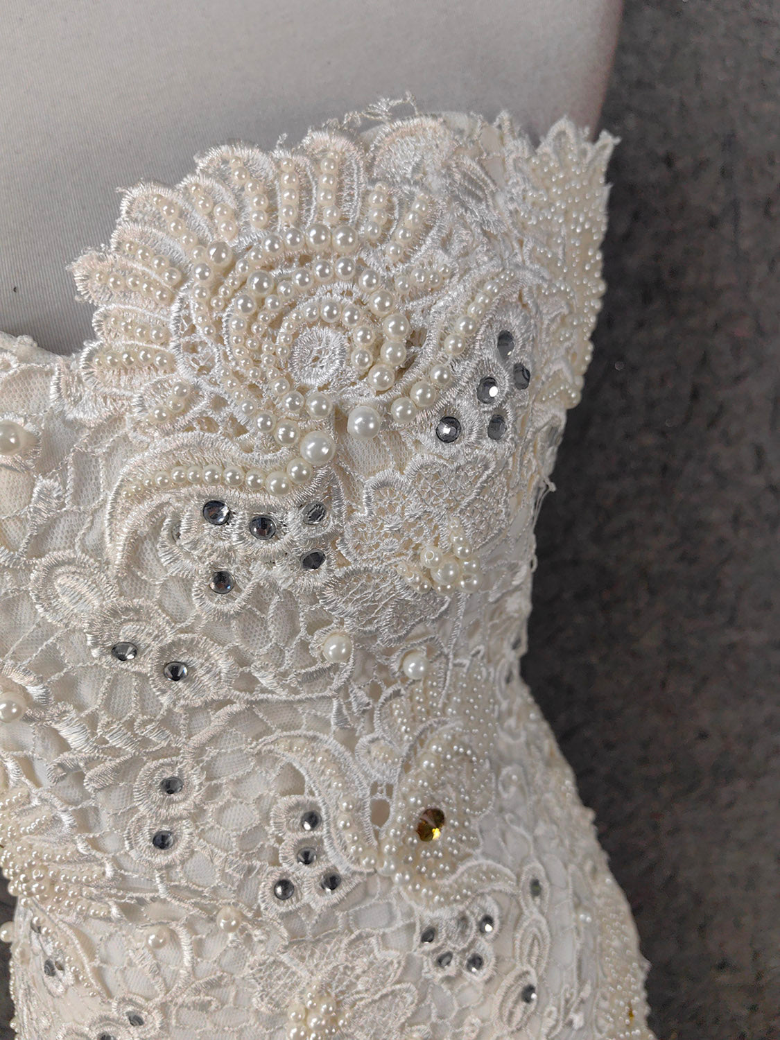 Elegant Pure White Sweetheart Neck Pearl Lace Tulle Long Classy Prom Dress