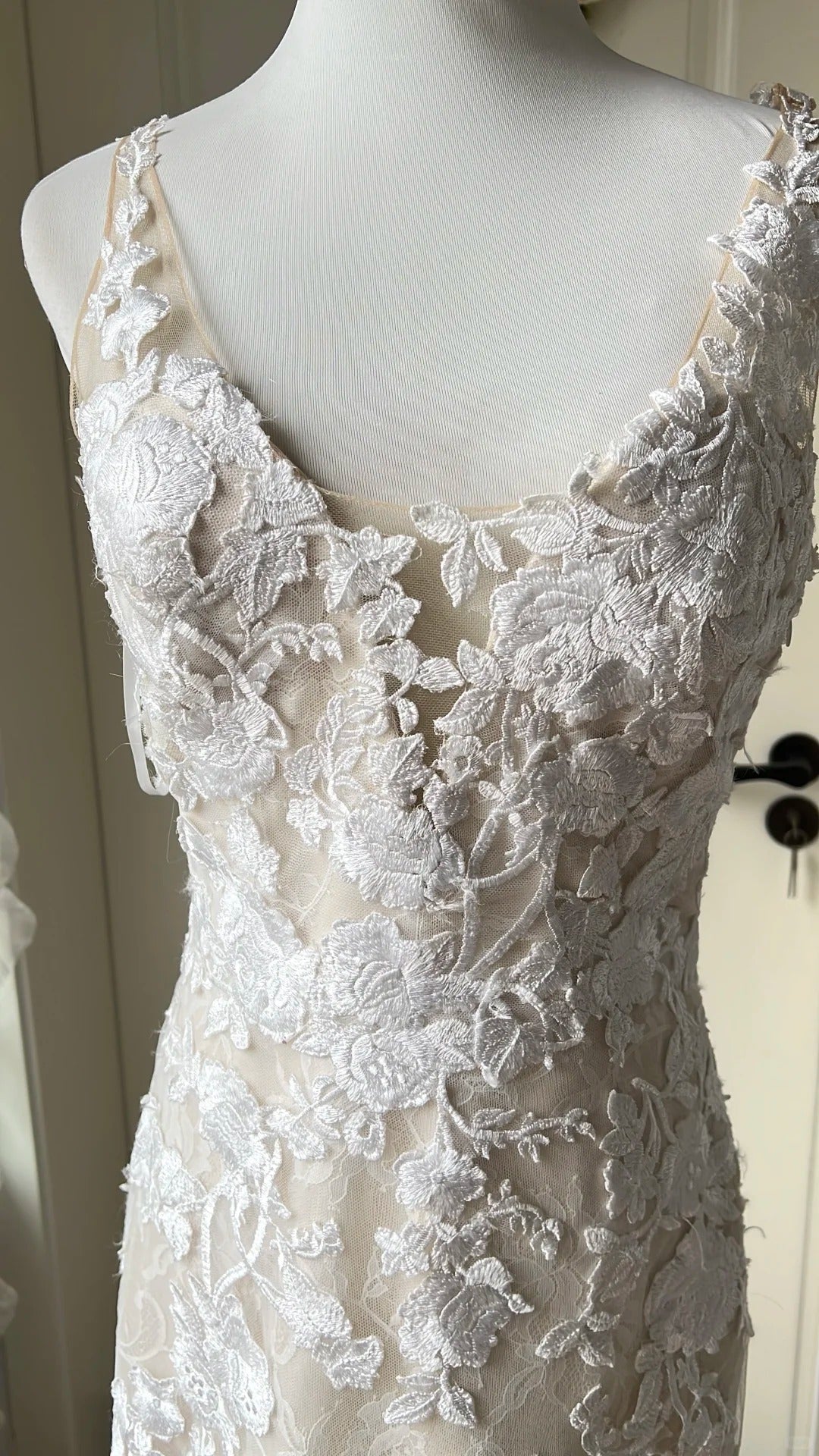Elegant Retro Ivory Mermaid V-Neck Halter Lace Train Classy Prom Dress Wedding Dress