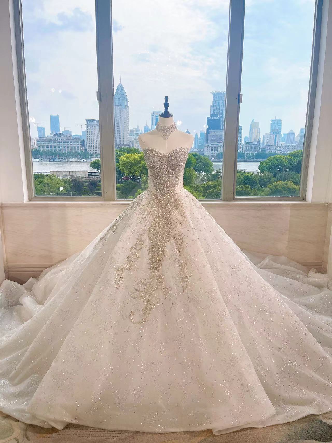 Elegant Sweetheart Strapless Sleeveless Wedding Dresses Ball Gown Beads With Lace-Up Back Main image
