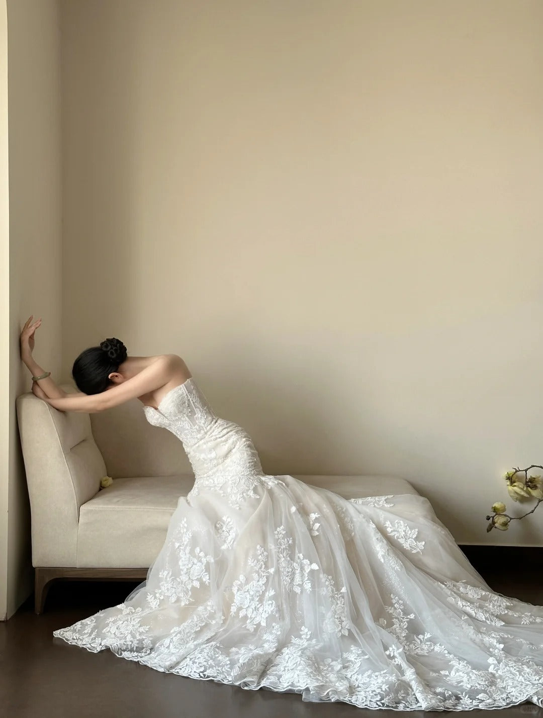 Elegant White Mermaid Train Lace Tulle Wedding Dress Secondary image