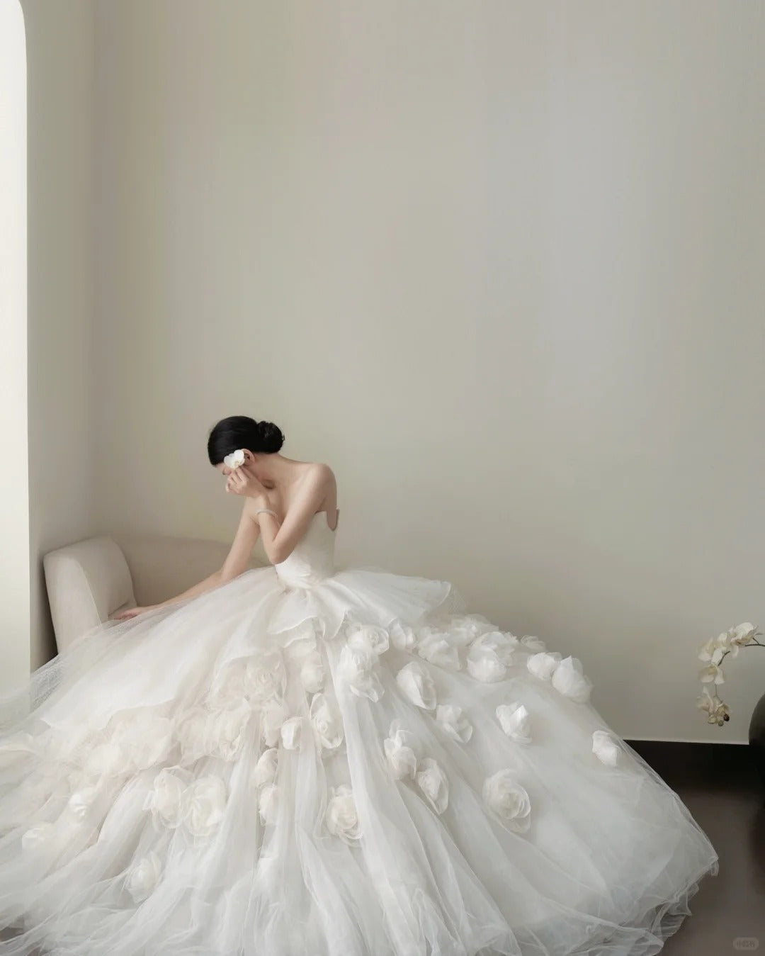 Elegant White Trailing Heart-Shaped Neckline 3D Floral Tulle Ball Gown Wedding Dress Secondary image