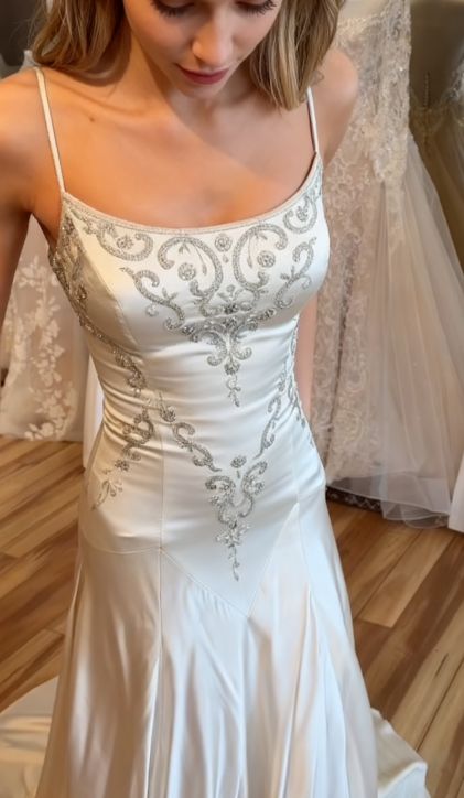 Exquisite Ivory Mermaid Long Wedding Dress Appliques Satin Bridal Dress