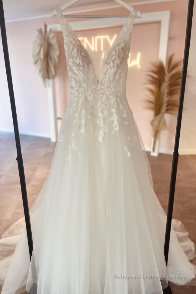 Fabulous Sweetheart Long V-Neck Sleeveless Lace Wedding Dresses Online Main image