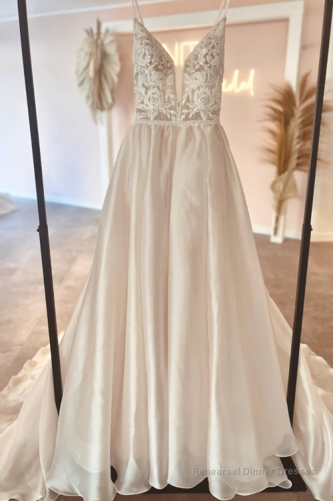 Fabulous V-Neck Spaghetti-Straps Sleeveless Long Lace Wedding Dresses Online Main image