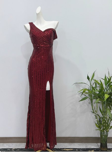 Glamorous Burgundy Slim-Fit One-Shoulder Slit Sequin Long Classy Prom Dress Main image