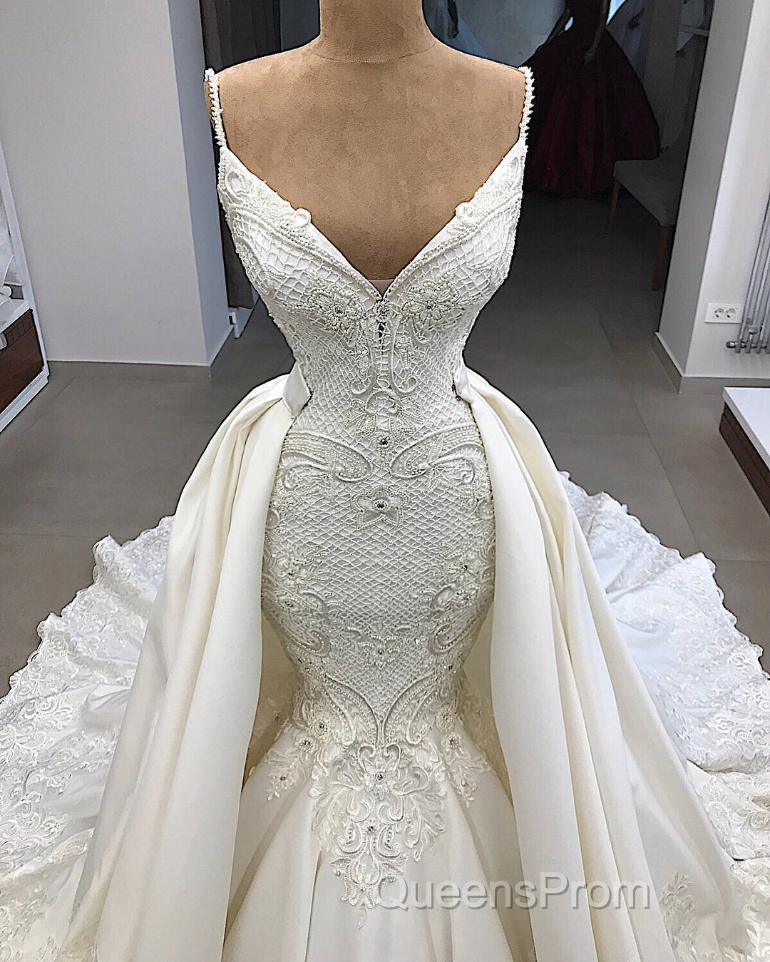 Glamorous Mermaid Sleeveless Lace Wedding Dress Overskit Secondary image