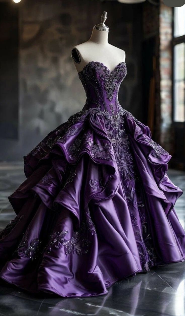 Luxurious And Exquisite Long Ball Gown Main image