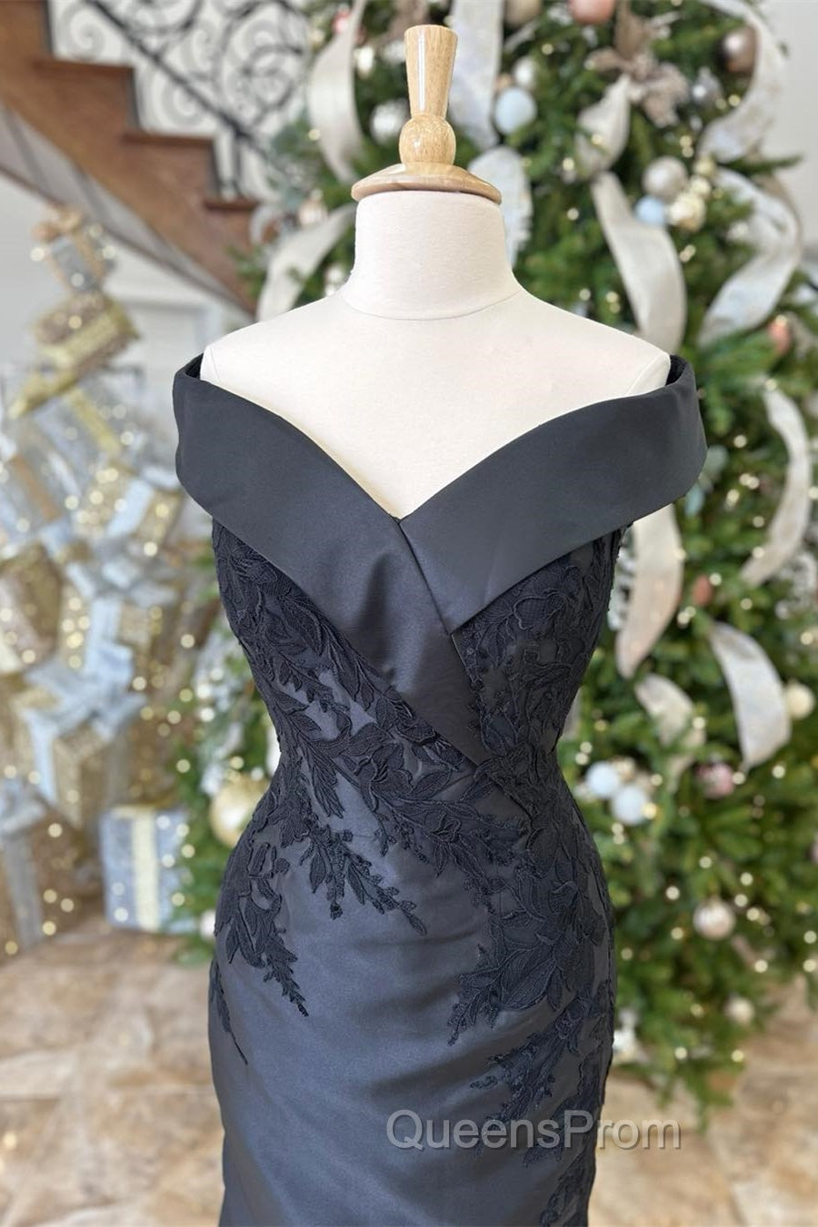 Black Floral Appliques Off-Shoulder Mermaid Long Mother of Bride Dress with Slit Secondary image
