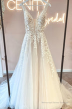 Modern Long V-Neck Sleeveless Lace Wedding Dresses Online