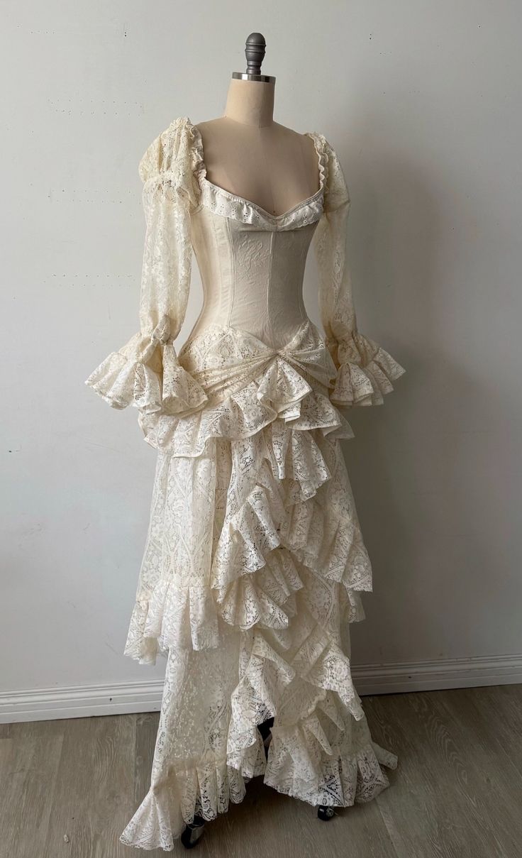 NiceVestidos-_Long Sleeves Classy Prom Long, Exquisite Lace Ball Gown Main image