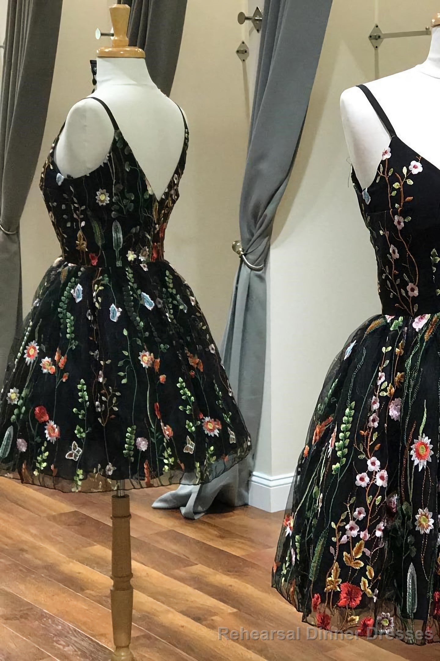 Unique Spaghetti Straps With Appliques Floral Short Prom Dresses Secondary image