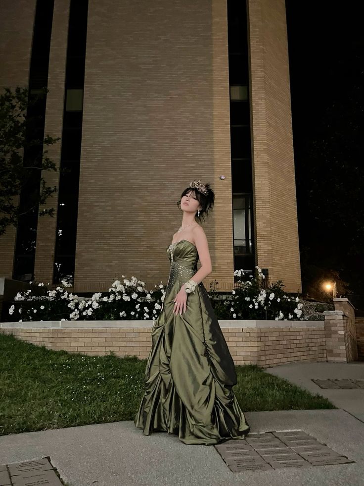 Retro Ball Gown Strapless Green Ruffles Satin Long Party Dress Classy Prom Dress Main image