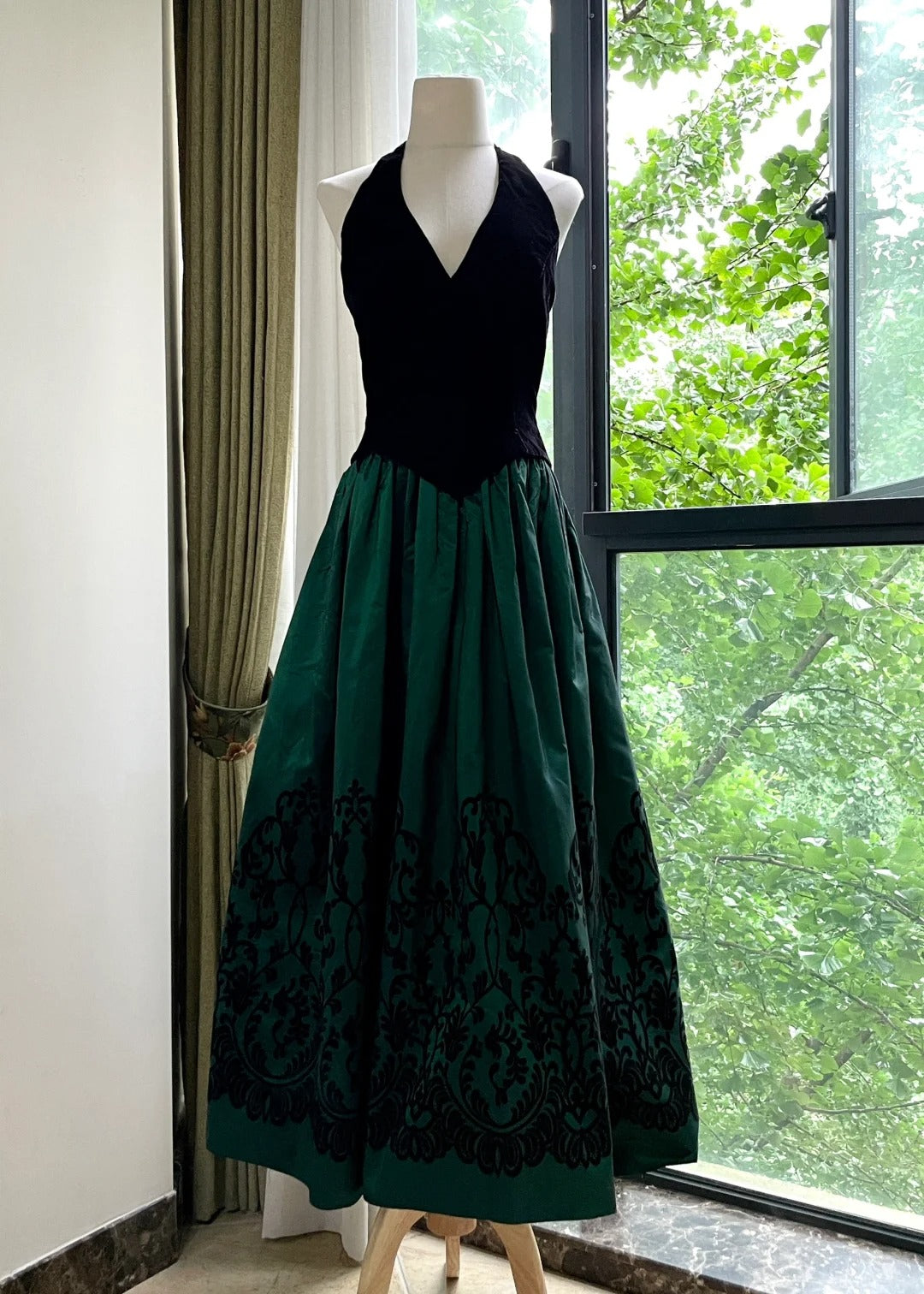 Retro Black And Green A-Line Halter Neck Velvet And Satin Classy Prom Dress Secondary image