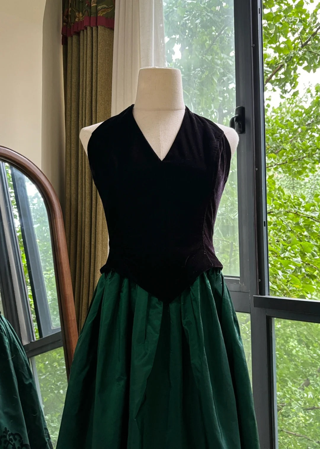Retro Black And Green A-Line Halter Neck Velvet And Satin Classy Prom Dress