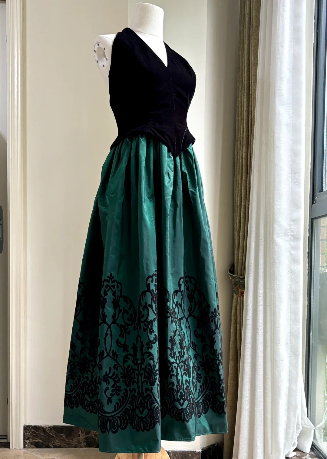 Retro Black And Green A-Line Halter Neck Velvet And Satin Classy Prom Dress