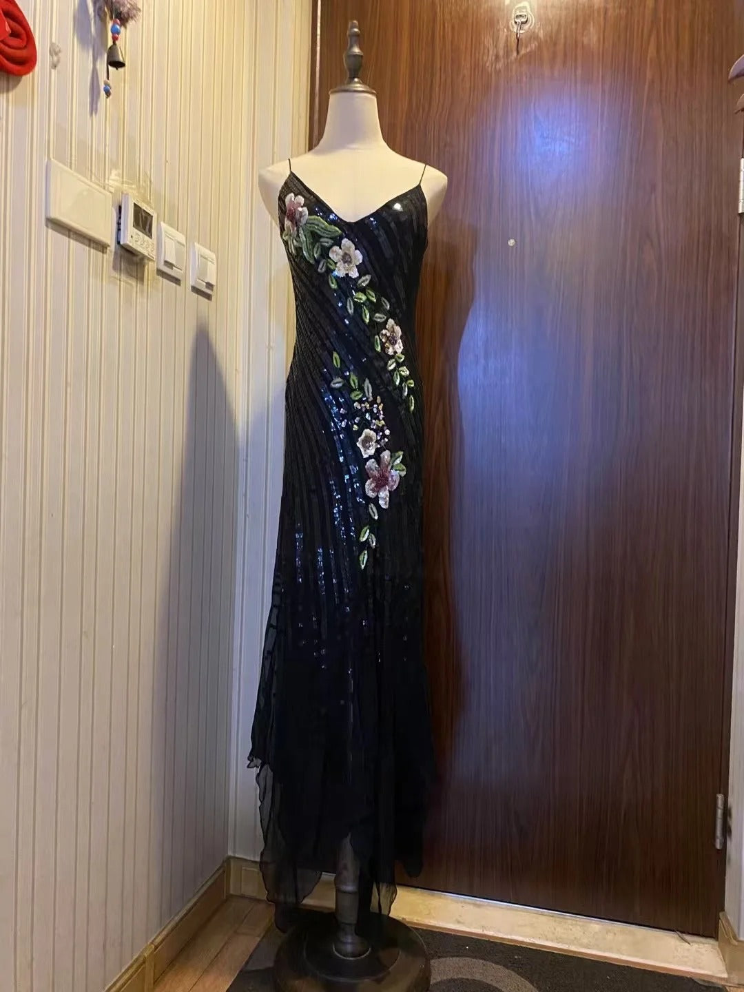 Retro Black Mermaid Deep V Halter Sequined Long Classy Prom Dress Secondary image