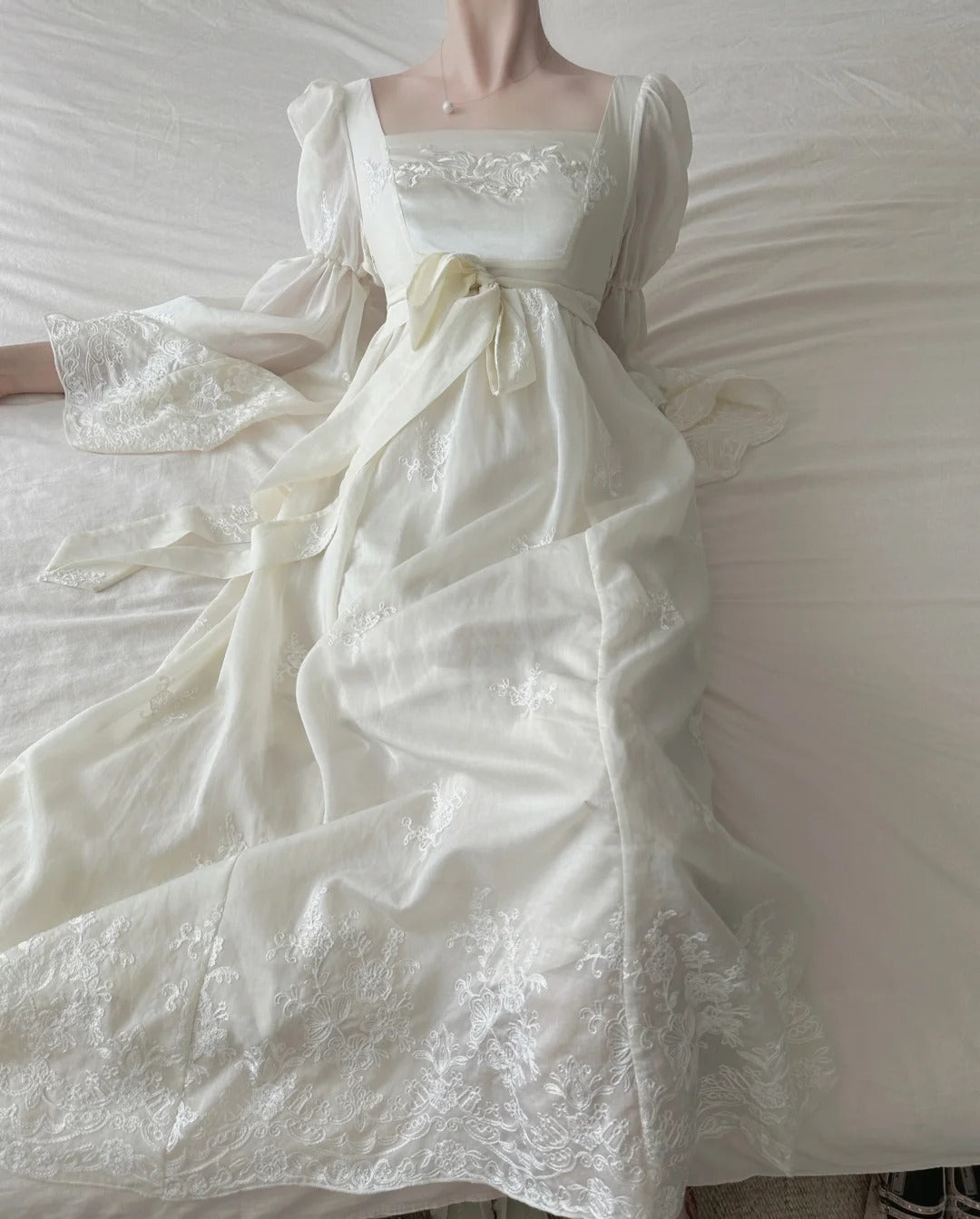 Retro Elegant Ivory A-Line Square Neck Long Sleeve Embroidered Lace Long Classy Prom Dress Secondary image