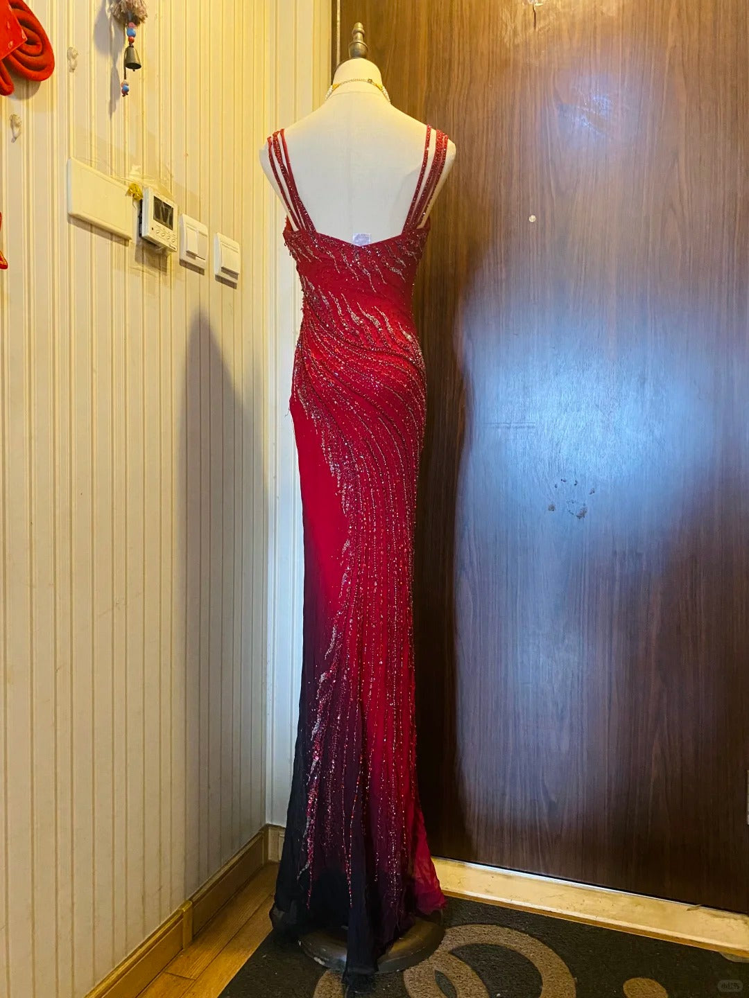Retro Red And Black Gradient Mermaid V-Neck Halter Top Beaded Chiffon Long Classy Prom Dress