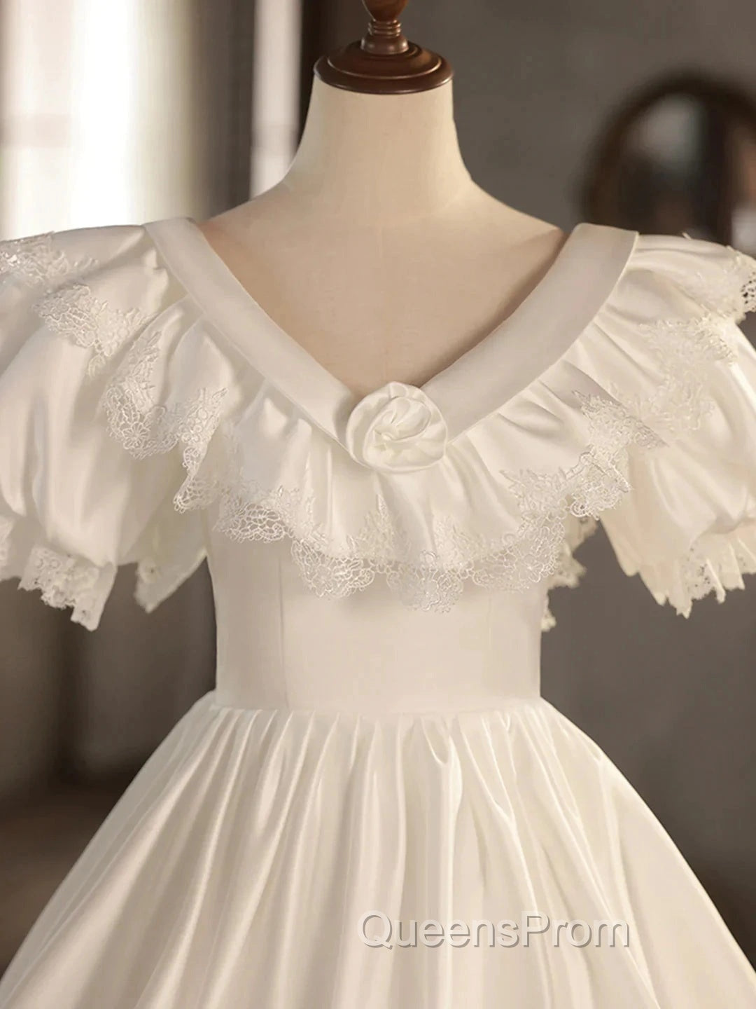 Satin Ball Gown Puffy Sleeves White V-Neck Wedding Dress Secondary image