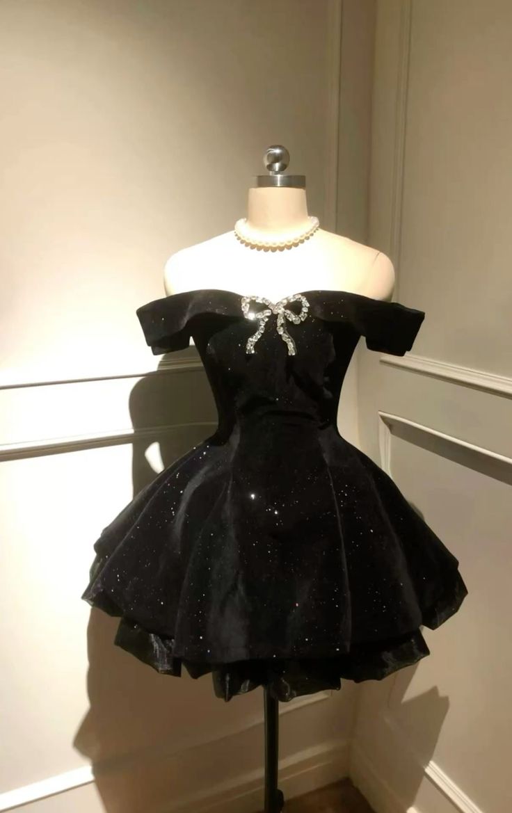Sexy Ball Gown Off The Shoulder Black Velvet Short Formal 8Th Grade Homecoming Dresses Summer Middle School Hoco Dress 6Th Grade Graduation Outfits Main image