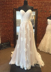 Sweetheart Floor-Length Appliques Lace Wedding Dress